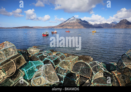 Isola di Skye - Vista dal Elgol per innevate montagne Cuillin sul Loch Scavaig su una bella giornata di primavera Foto Stock