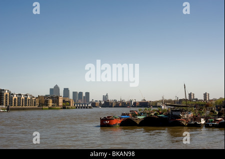 Case galleggianti ormeggiate a Shad Thames a Londra. Foto di Gordon Scammell Foto Stock