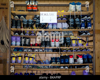 Scarpone da sci / scarponi per affitto / noleggio francesi nella località alpina di Plateau de Sur Lyand, in Ain dipartimento di Francia. Foto Stock