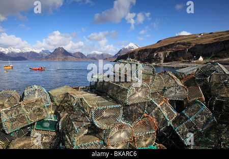 Isola di Skye - Vista dal Elgol per innevate montagne Cuillin sul Loch Scavaig su una bella giornata di primavera Foto Stock