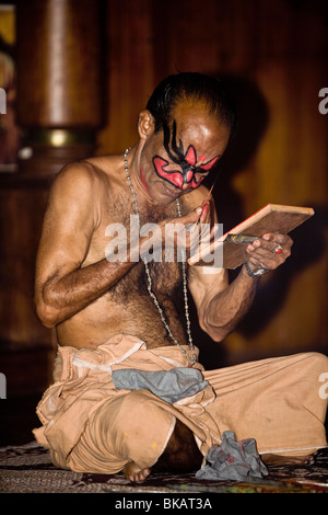 Kathakali esecutori di applicare il make up prima della loro performance Foto Stock