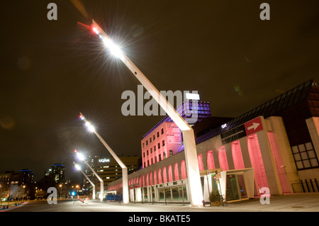 Al di fuori del Museo di Arte Contemporanea di notte - Montreal, Canada Foto Stock