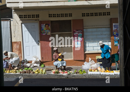 Trading verdure street market Soufriere Saint Lucia Windward Islands West Indies Caraibi America Centrale Foto Stock