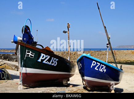 Barche da pesca in uno scalo a Sennen Cove Harbour, Cornwall, Regno Unito Foto Stock