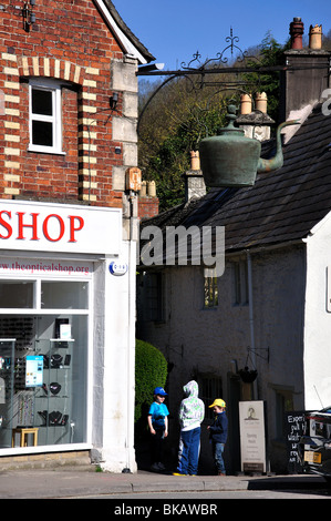 Giovani ragazzi in centro città, Nailsworth, Gloucestershire, England, Regno Unito Foto Stock