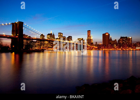 Crepuscolo presso il Ponte di Brooklyn - spanning l'East River il collegamento di Brooklyn e Manhattan, New York City USA Foto Stock