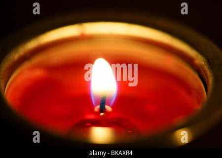 Candela calda luce dorata in una fredda notte di Natale Foto Stock