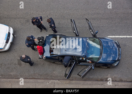 Gli ufficiali di polizia fermare un auto con due uomini sospetti in New York City e cercare la loro auto. Foto Stock