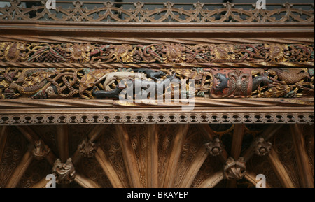 Sculture in legno sulla schermata di Rood presso il St Buryan chiesa in Cornwall Inghilterra Foto Stock