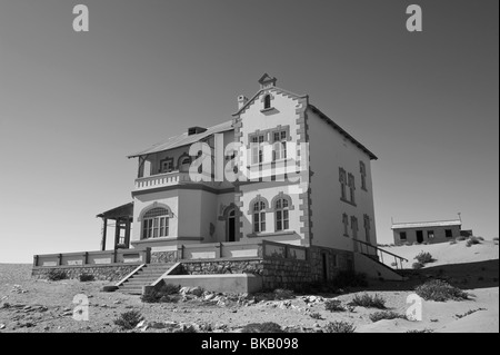 Il Minenverwalter o i gestori delle miniere House di Kolmanskop città fantasma vicino a Luderitz, Namibia Foto Stock