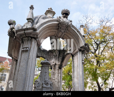 Fontana monumentale, Chafariz do Carmo, in una piccola piazza, Largo do Carmo, dai resti del XIV secolo Igreja (chiesa) do Carmo, Lisbona Portogallo Foto Stock