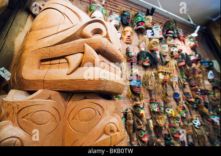 Prima Nazione arte aborigena a lavorare in un negozio di Gastown Vancouver British Columbia Canada Foto Stock