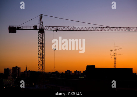 Silhouette di gru su un sunshine. Il paesaggio urbano di Madrid in Spagna Foto Stock