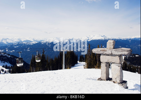 Un Inuit Inukshuk statua di pietra Whistler Mountain ski resort luogo del 2010 Giochi Olimpici Invernali Foto Stock