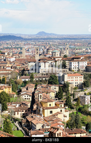 Bergamo Città Alta, Lombardia, Italia, da via San Vigilio in un assolato pomeriggio di primavera. Foto Stock