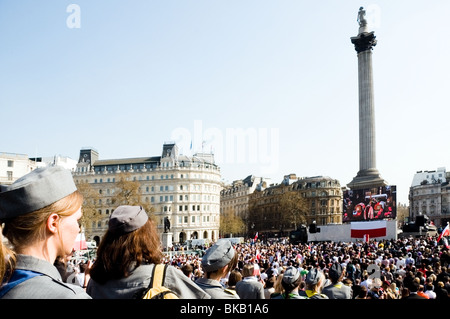 Ampia vista di Trafalgar Square e Nelsons Column con il polacco folla guarda la diffusione del funerale presidenziale dalla Polonia Foto Stock