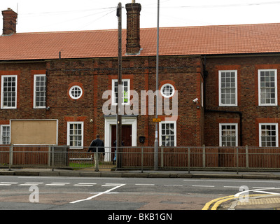 La moschea di nuovo nella ex St Barnabus Church Hall Epsom Surrey in Inghilterra uomo arrivando alla moschea per le preghiere del venerdì Foto Stock