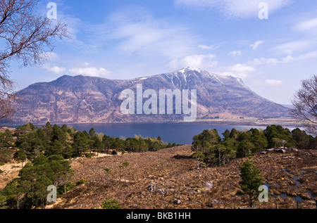 Famosa montagna Torridon Liathach dal punto di visualizzazione a sud della parte superiore del Loch Torridon. Foto Stock