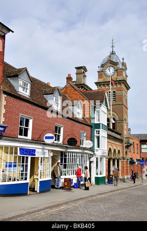 Torre dell'orologio del Municipio, High Street, Hungerford, Berkshire, Inghilterra, Regno Unito Foto Stock