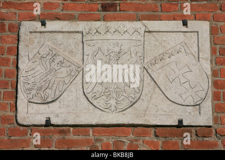 Il polacco stemma al di fuori del cancello verde in Gdansk, Polonia Foto Stock