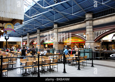 Vista interna, Swindon Designer Outlet, Swindon, Wiltshire, Inghilterra, Regno Unito Foto Stock