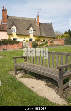 Un cottage con tetto di paglia in un villaggio inglese Foto Stock