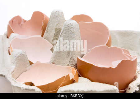 Una collezione di rotture di gusci delle uova in cartone uovo box concetto. Foto Stock