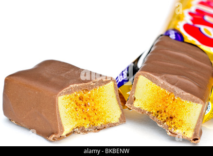 Cadbury Crunchie bar diviso in due Foto Stock