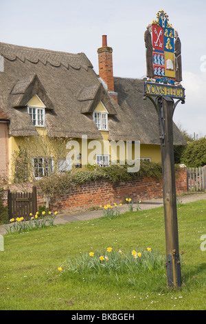 Segno di villaggio in villaggio verde a monaci Eleigh nel Suffolk, Inghilterra Foto Stock