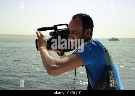 Uomo egiziano riprese con videocamera, Mar Rosso, Egitto Foto Stock