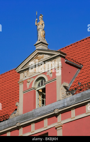 Statua di Pallade Atena sulla parte superiore dell'ufficio turistico al mercato lungo in Gdansk, Polonia Foto Stock