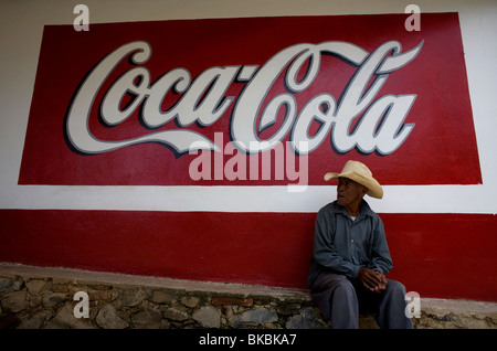 Tero Juarez riposa in da una Coca Cola pubblicità segno in Taxco El Viejo, Guerrero Membro, Messico, 21 agosto 2007. Foto Stock