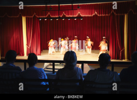 I turisti a guardare la danza Kandyan a Kandyan Art Association e il centro culturale, Kandy, Sri Lanka Foto Stock