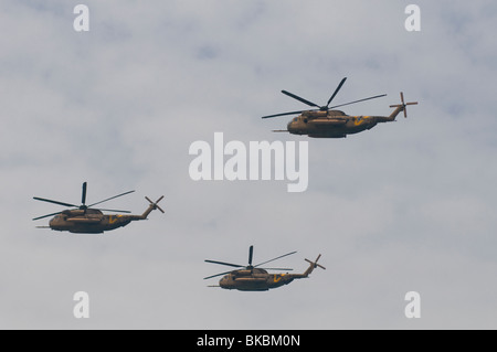 La lotta contro gli elicotteri israeliani ( Sikorsky CH-53 ) in corrispondenza di un'esibizione aerea della forza aerea israeliana durante il giorno di indipendenza in Israele Foto Stock