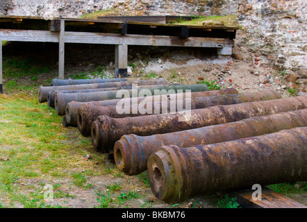 Gruppo di cannoni medioevali nel castello di Bauska Foto Stock