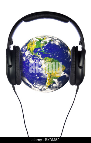 Una coppia di cuffie sul mondo, globo cortesia della NASA di dominio pubblico le immagini. Isolato su uno sfondo bianco. Foto Stock