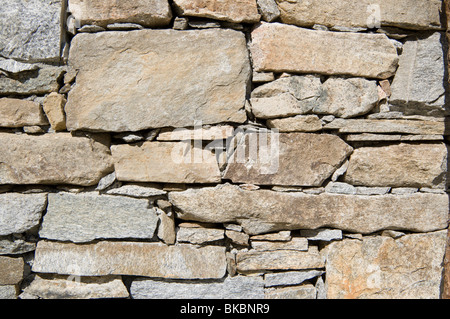 Una parete di una montagna rurale casa fatta di pietre Foto Stock