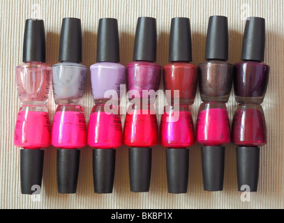 Multicolor colorato per unghie vernice fiale Foto Stock