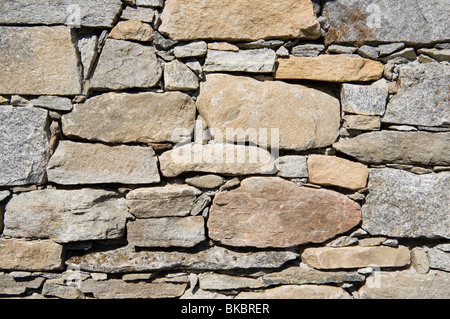 Una parete di una montagna rurale casa fatta di pietre Foto Stock