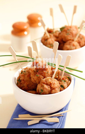 Polpette di pollo con erbe aromatiche. Ricetta disponibile. Foto Stock