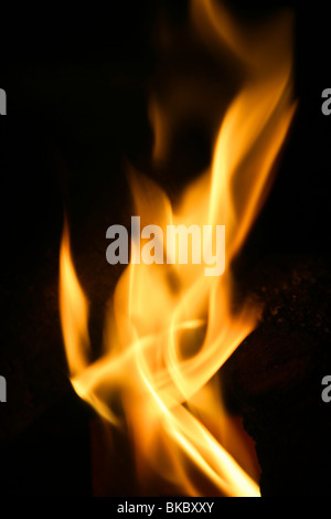 Arancione fuoco fiamma su sfondo nero Foto Stock