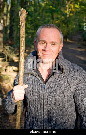 Vecchio Uomo a camminare nei boschi Foto Stock