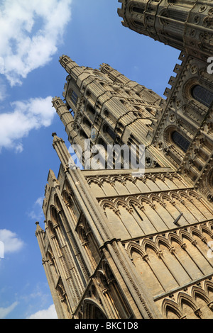 La West Tower e la facciata della Cattedrale di Ely, Cambridgeshire, Inghilterra Foto Stock