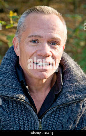 Vecchio Uomo a camminare nei boschi Foto Stock