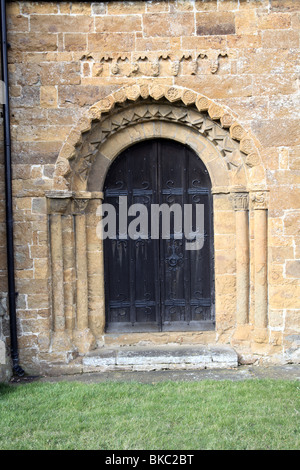 Xii secolo portale romanico, la chiesa di San Lorenzo, Oxhill, Warwickshire Foto Stock