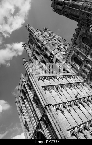 La West Tower e la facciata della Cattedrale di Ely, Cambridgeshire, Inghilterra Foto Stock