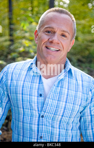 Vecchio Uomo a camminare nei boschi Foto Stock