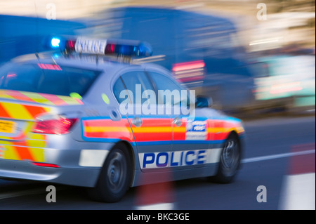 Una macchina della polizia accelerando attraverso le strade di Londra Foto Stock