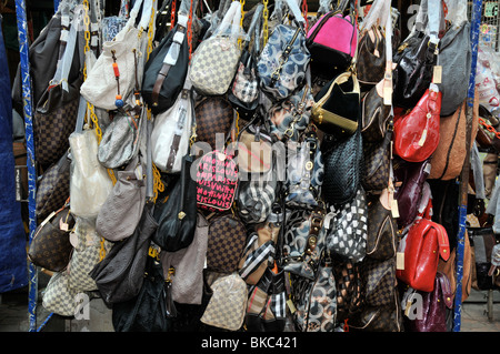 False Louis Vuitton borsetta, Chinatown, Kuala Lumpur, Malesia Foto Stock