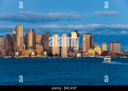 Stati Uniti d'America, Massachusetts, Boston, la città skline visto di fronte al porto di Boston all'alba Foto Stock